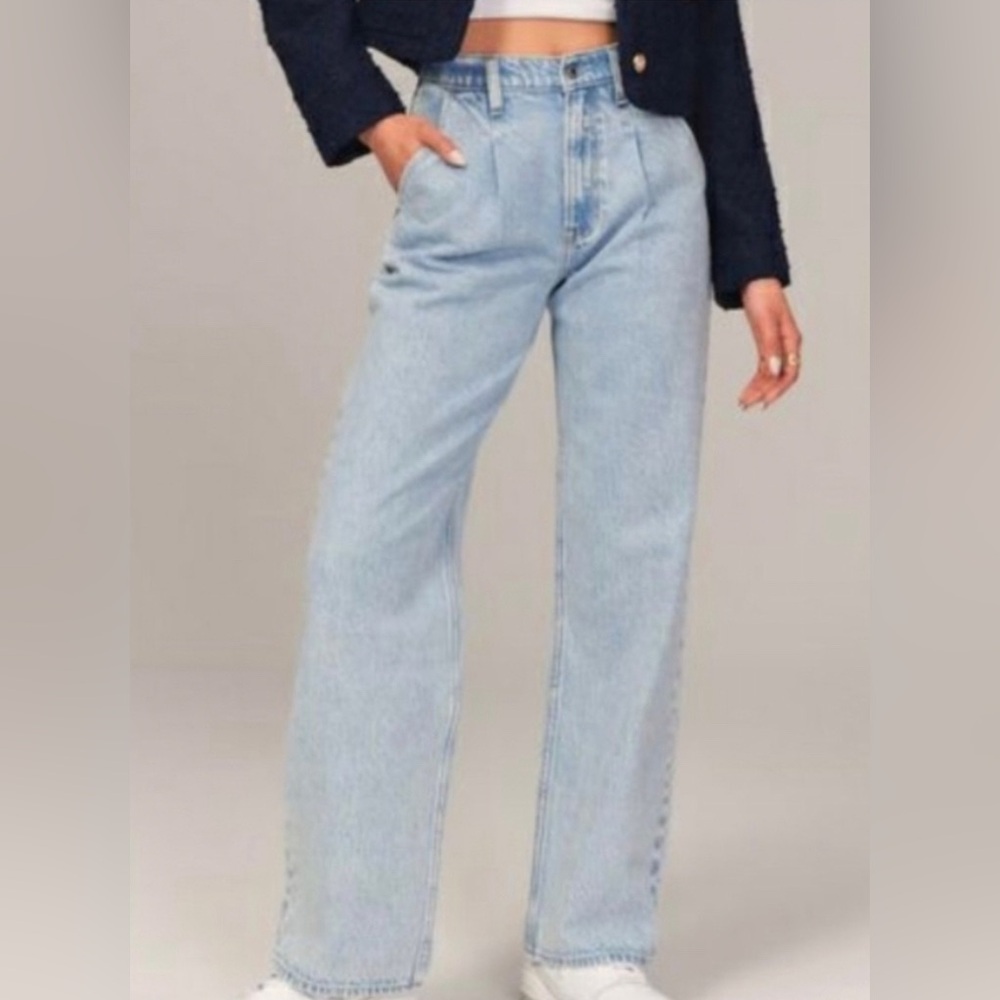 Abercrombie and fitch the loose high rise light wash Jean